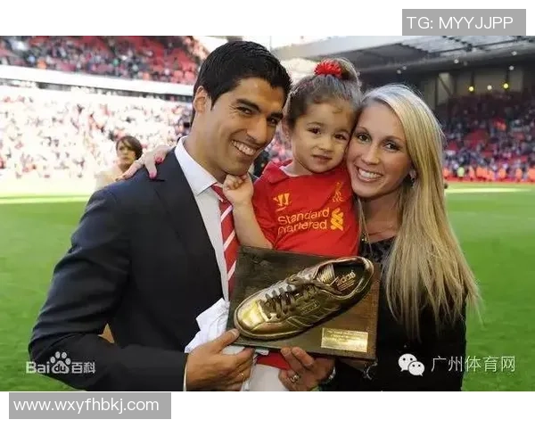 足球球星情侣甜蜜互动曝光 展现爱情与事业双赢的完美平衡 足球球星情侣甜蜜互动曝光 展现爱情与事业双赢的完美平衡