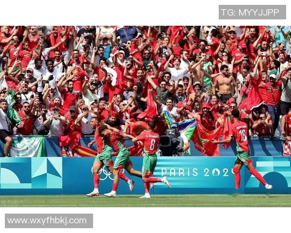 全球足球巨星魅力展现：从球场到生活的精彩瞬间合集